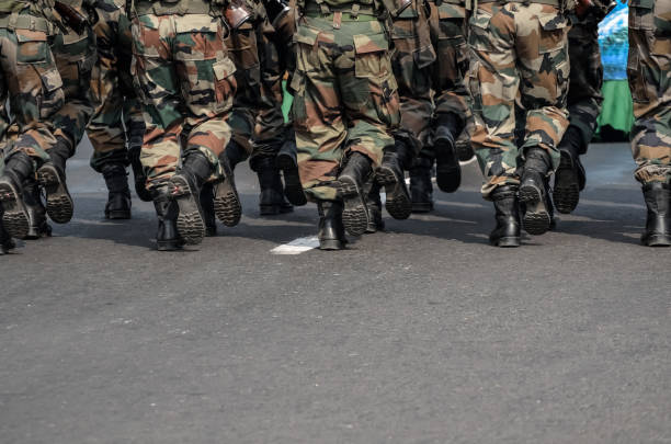 солдаты маршируют - pants green camouflage men стоковые фото и изображения