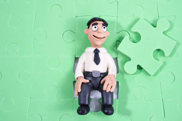 пластилин бизнесмен внутри головоломки - figurine puzzle people business стоковые фото и изображения