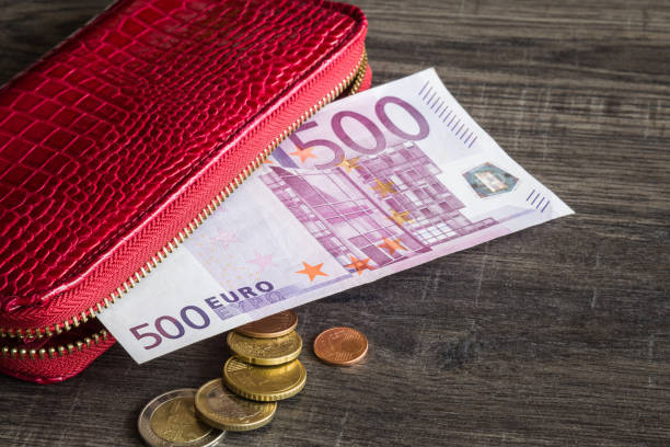 portfel z pieniędzmi euro na drewnianym stole. - spending money currency allowance wallet zdjęcia i obrazy z banku zdjęć