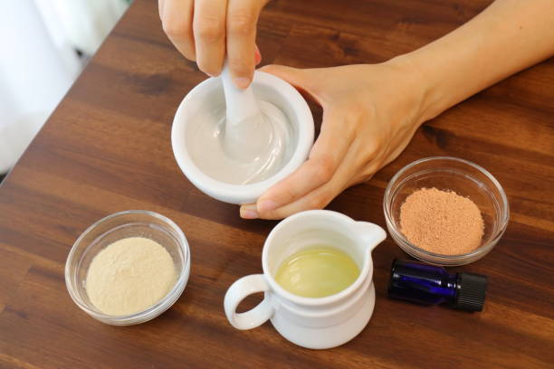 istock A woman who kneads a clay pack 825818262