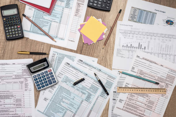 концепция экономии - налоговая форма, бюджет, блокнот, ручка, калькулятор - spreadsheet home finances business finance стоковые фото и изображения