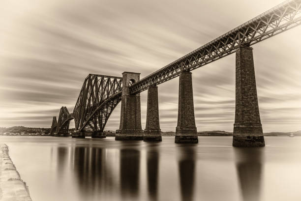 forth railway bridge  in edinburgh, united kingdom - firth of forth rail bridge bridge edinburgh europe imagens e fotografias de stock