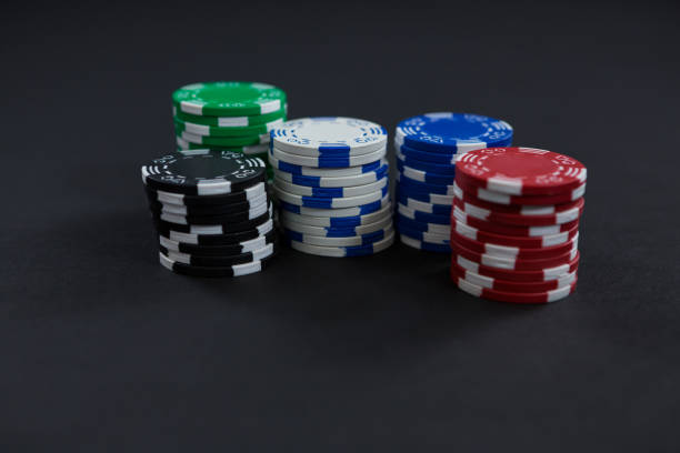 gros plan des puces sur tableau noir - gambling chip green stack gambling photos et images de collection