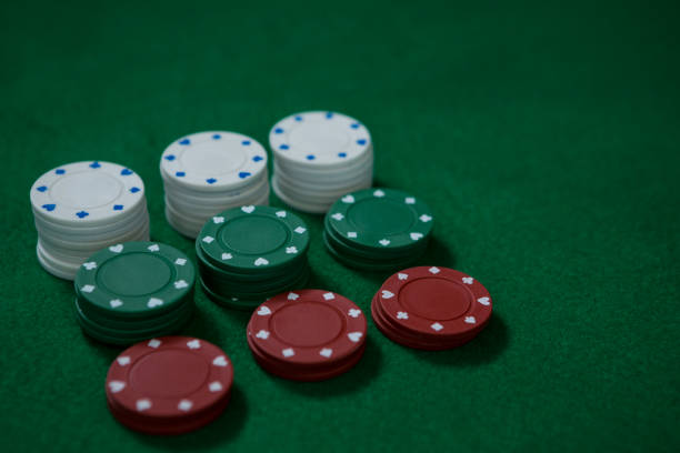 vue d’angle élevé de jetons de poker - gambling chip green stack gambling photos et images de collection