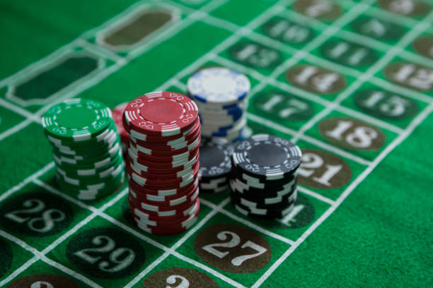 pile de jetons sur la table - gambling chip green stack gambling photos et images de collection