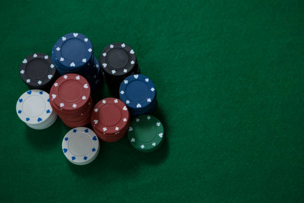 pile de jetons de poker sur table - gambling chip green stack gambling photos et images de collection