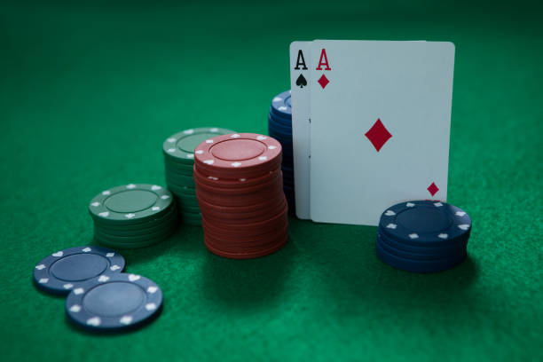 gros plan d’aces et jetons - gambling chip green stack gambling photos et images de collection