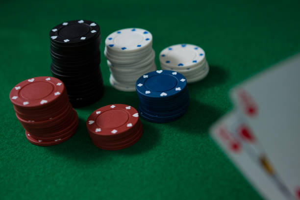 cartes avec pile de jetons - gambling chip green stack gambling photos et images de collection