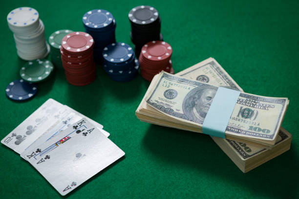 vue d’angle élevé d’argent avec des cartes et des jetons - gambling chip green stack gambling photos et images de collection