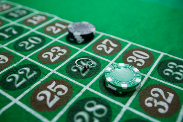 vue grand angle ring et jetons - gambling chip green stack gambling photos et images de collection