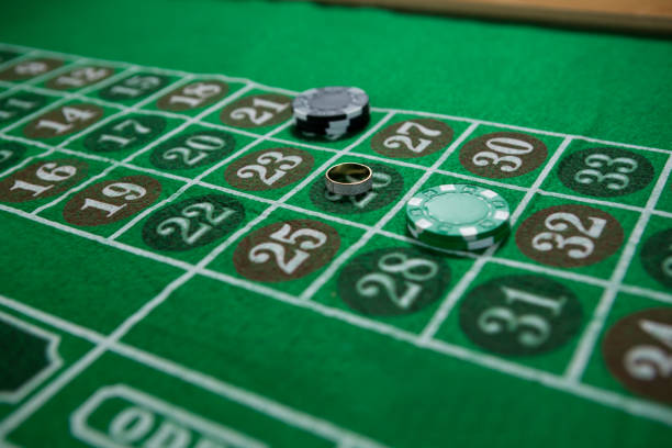 vue grand angle anneau et jetons sur la table de roulette - gambling chip green stack gambling photos et images de collection