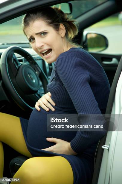 Schwangere Frau Im Auto Fühlen Schmerz Angst Schreien Stockfoto und mehr Bilder von Auto