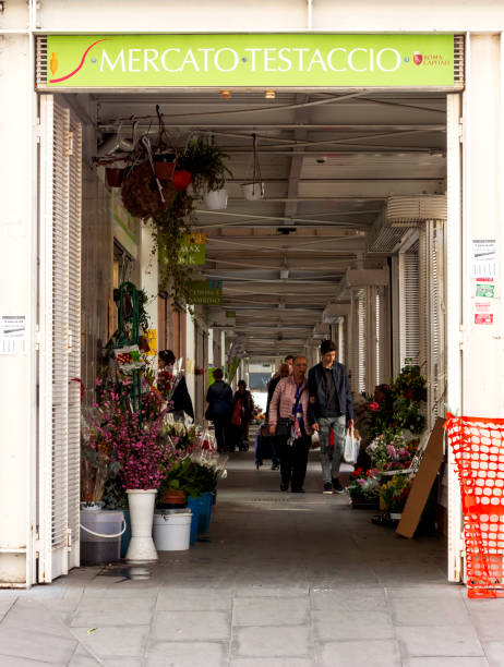 ロー�マのテスタッチョ市場の入り口 - rome flower market store flower ストックフォトと画像