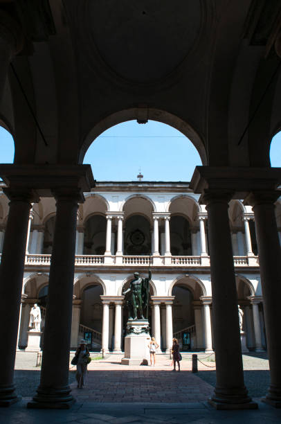 mediolan: główny dziedziniec palazzo brera, siedziba accademia di belle arti di brera i pinacoteca di brera, z posągiem napoleona jako marsa peacemaker antonio canova - canova zdjęcia i obrazy z banku zdjęć