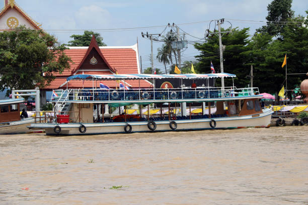 옆에 더블 데커 차오프라야 강에서 여객선의. - passenger ship nautical vessel passenger craft ferry 뉴스 사진 이미지