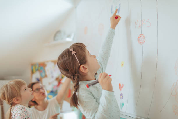 istock Preschoolers drawing on the board 825922100