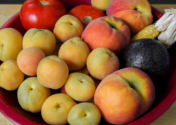 木製のボウルでカリフォルニア州の収穫 - fruit vegetable fruit bowl peaches ストックフォトと画像