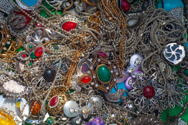 Women's jewellery made of precious metals and stones