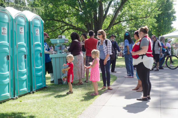 crianças esperando com sua mãe para rua bio-wc - portable toilet - fotografias e filmes do acervo