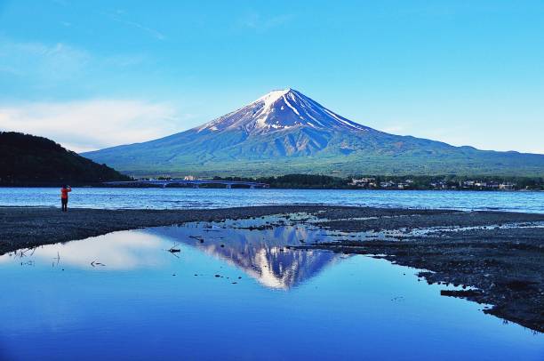 istock Beautiful Mount Fuji and Kawaguchiko lake 825974800