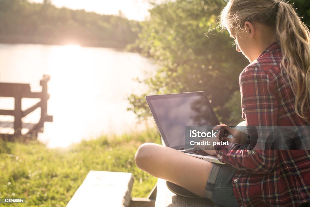 Mädchen mit Laptop im park - Lizenzfrei See Stock-Foto