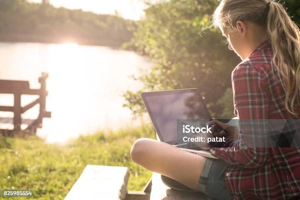 Mädchen Mit Laptop Im Park Stockfoto und mehr Bilder von See - See, Computer, Laptop
