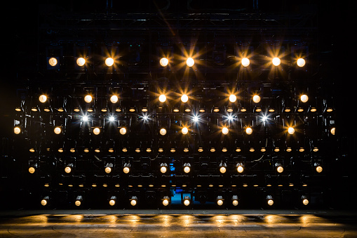 Proyectores y equipos de iluminación para el teatro. Luz amarilla photo