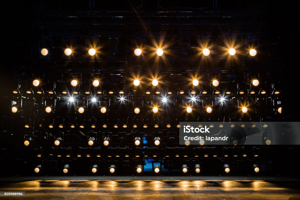 Riflettori e attrezzature per l'illuminazione per il teatro. Luce gialla - Foto stock royalty-free di Concerto