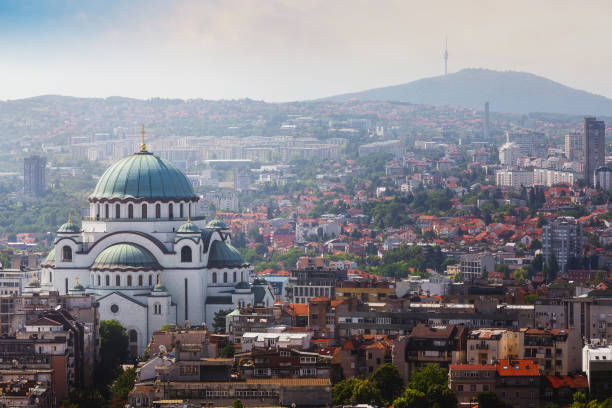 die skyline belgrad innenstadt mit tempel des heiligen sava und avala aufsatz - belgrade serbia stock-fotos und bilder
