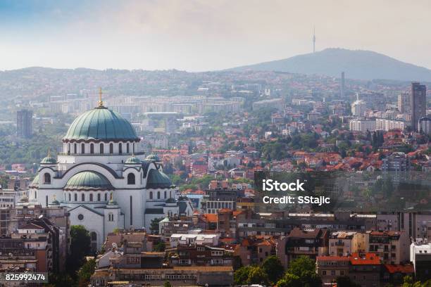Die Skyline Belgrad Innenstadt Mit Tempel Des Heiligen Sava Und Avala Aufsatz Stockfoto und mehr Bilder von Serbien