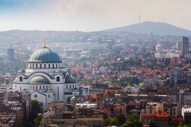 белград в центре города горизонт с храмом святой савы и авала башня - belgrade serbia стоковые фото и изображения