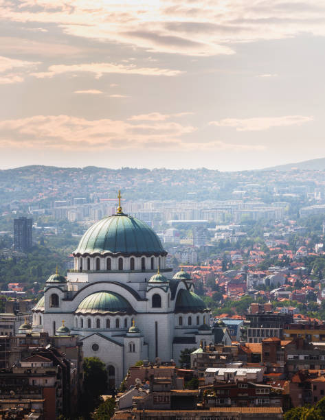 horizonte no centro de belgrado com o templo de são sava - belgrade churches - fotografias e filmes do acervo