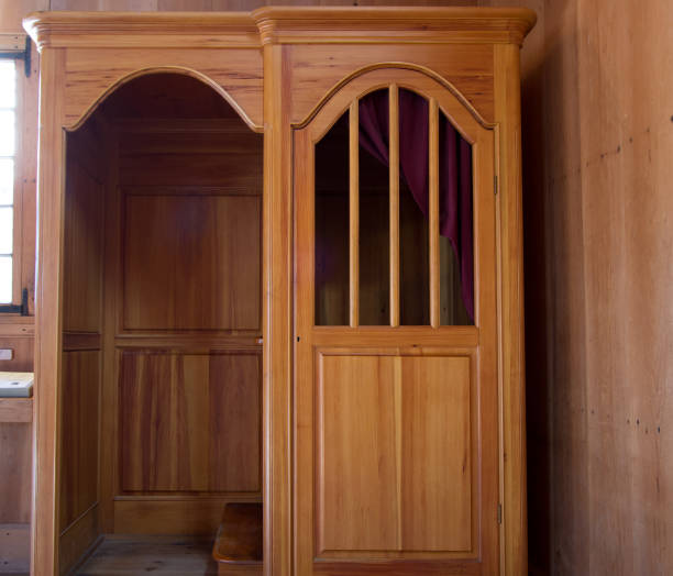 cabina de madera tradicional de la confesión - confession booth penance catholicism church fotografías e imágenes de stock