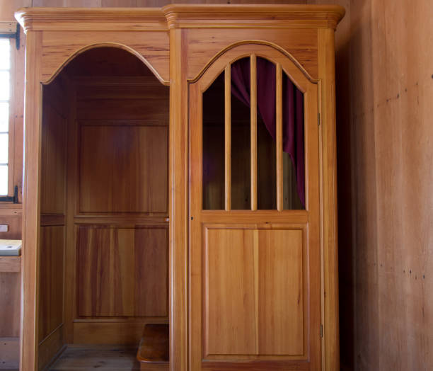 伝統的な木製告白ブース - confession booth ストックフォトと画像