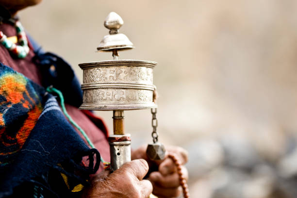 femme tenant des prières et des perles - prayer wheel photos et images de collection