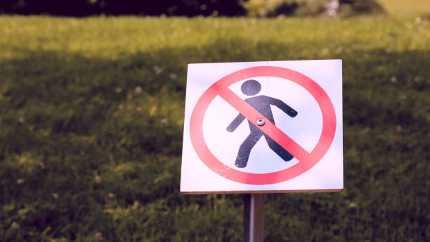istock No walking in the grass sign 825998490