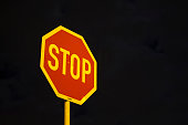 stop-schild-mit-himmelhintergrund-in-der-nacht-mit-blick-auf-gelbes-licht-in-frankfurt-am-main.jpg?b=1&s=170x170&k=20&c=p-tzXqUKiO5w9cPk0qdgWnCOESMGaGreiARXXMuBRtM=