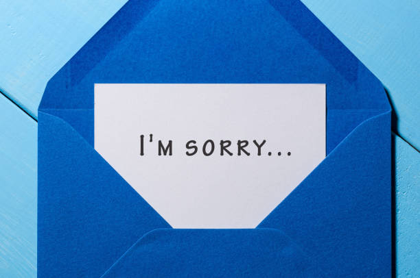 i'm sorry - message dans une enveloppe bleue - reconciliation photos et images de collection