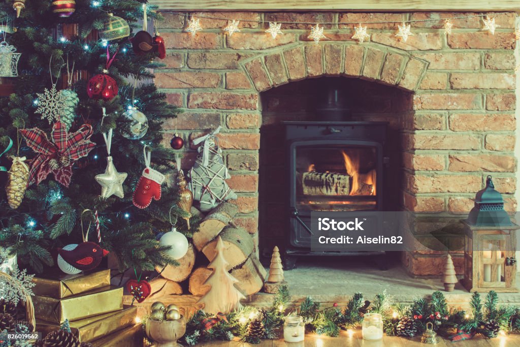 Weihnachten-Einstellung, dekoriert Kamin, Fell-Baum - Lizenzfrei Weihnachten Stock-Foto