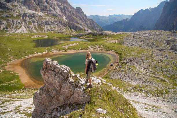 adult randonneur admirant les beaux lacs alpins dans dolomiti - water surface european alps mountain valley photos et images de collection