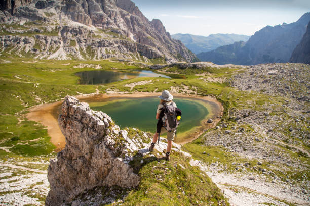 adult randonneur admirant les beaux lacs alpins dans dolomiti - water surface european alps mountain valley photos et images de collection
