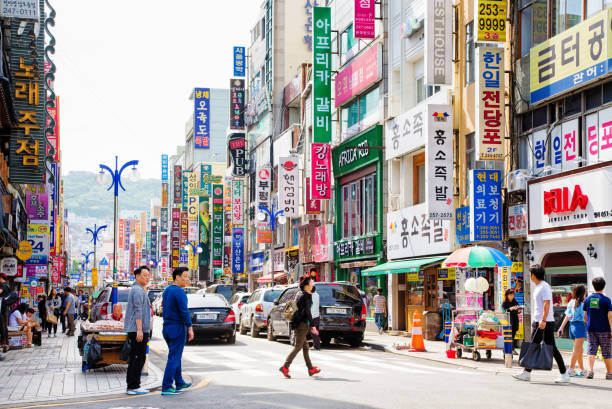 busan südkorea gwangbok-dong straße szene tagsüber - koreanisches schriftzeichen stock-fotos und bilder