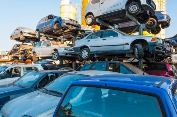 voitures empilées dans un dépotoir de briseur de voiture - casse automobile photos et images de collection