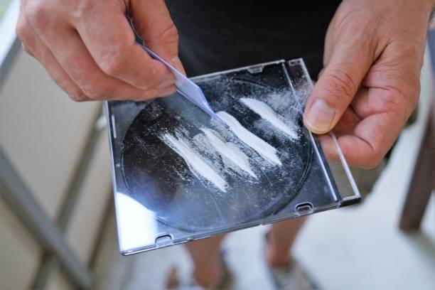 linie kokainy - cutting cocaine zdjęcia i obrazy z banku zdjęć