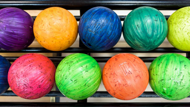 palle da bowling colorate - palla da bowling foto e immagini stock