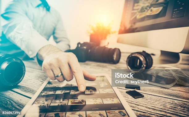 Fotografen Computer Mit Foto Bearbeiten Programme Stockfoto und mehr Bilder von Fotograf - Fotograf, Fotosession, Geschäftsleben