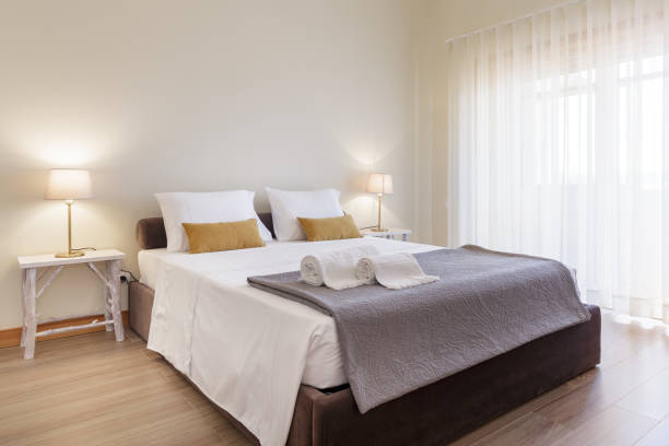 brillante y fresco dormitorio suite - queen size bed fotografías e imágenes de stock