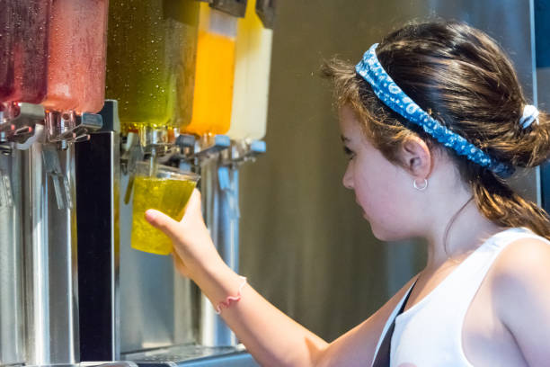 bambina che si beve la sua bevanda fredda - soda fountain foto e immagini stock