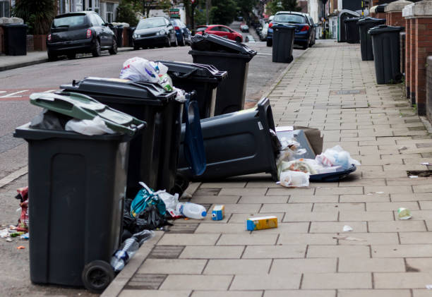 istock Trash on the street 826093394