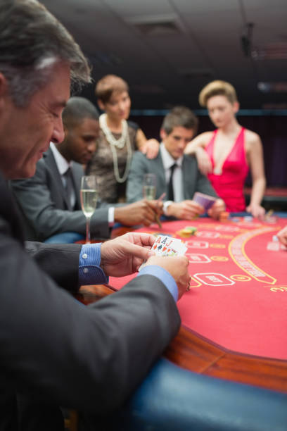 personnes jouant au poker table - casino black and white gambling chip gambling photos et images de collection